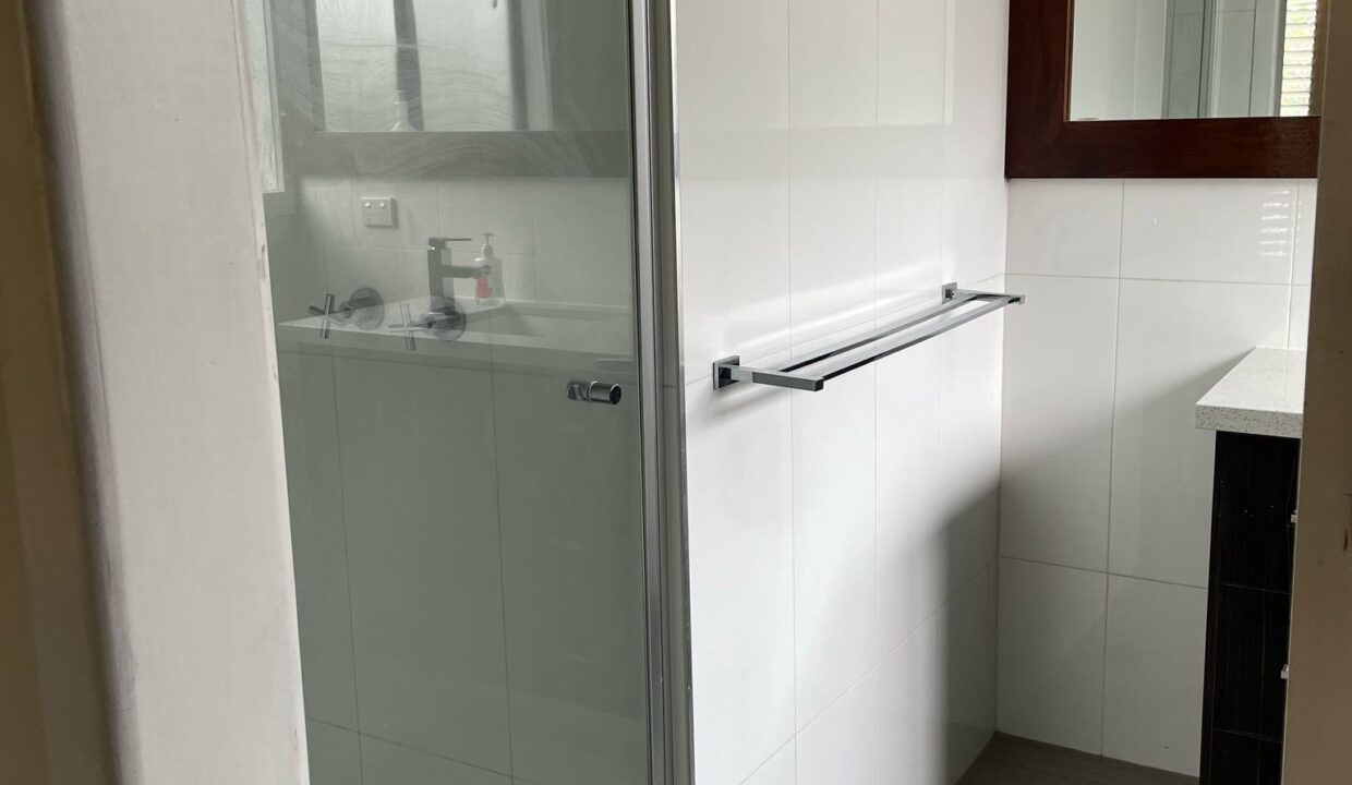 Hall (Master Ensuite 1)